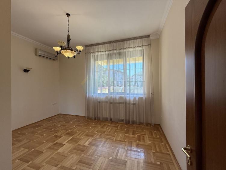 Casă individuală cu 9 camere cu Teren 1000 Mp în Central