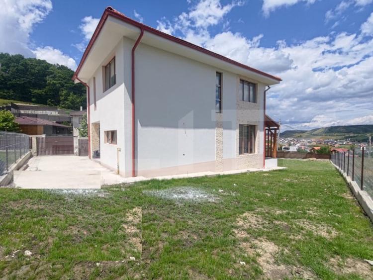 Casă cu 5 camere cu Teren 702 Mp în Chinteni