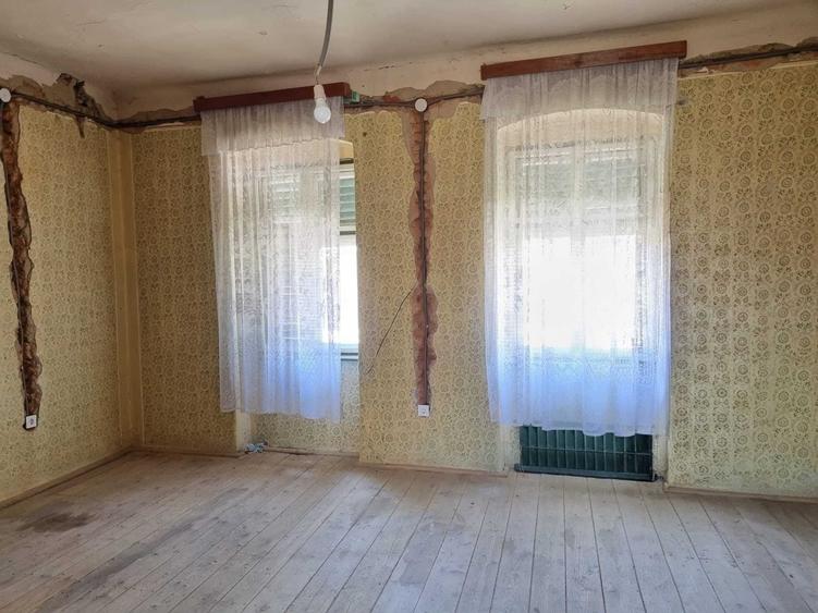 Casă cu 4 camere în Pelișor