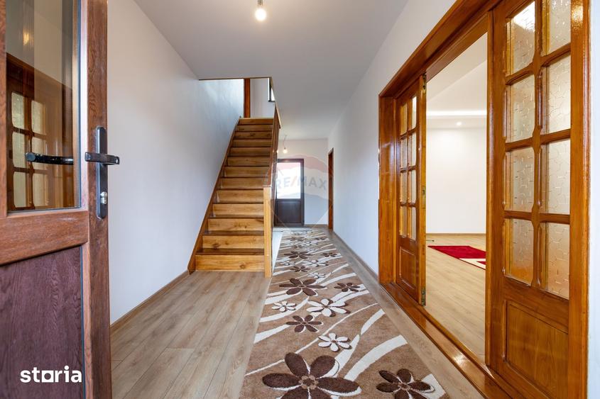 Casă cu 6 camere cu Teren 1710 Mp în Central