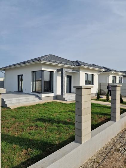 Casă individuală cu 3 camere cu Teren 400 Mp în Periferie