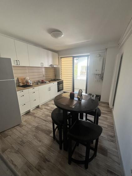 Apartament cu 3 camere decomandat în Exterior Vest
