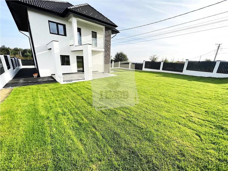 Casă cu 7 camere cu Teren 500 Mp în Central