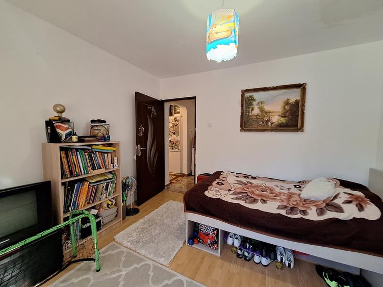 Apartament cu 3 camere decomandat, mobilat în Baba-Dochia