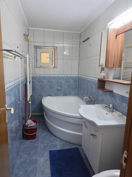 Apartament cu 2 camere decomandat în Drumul Sării