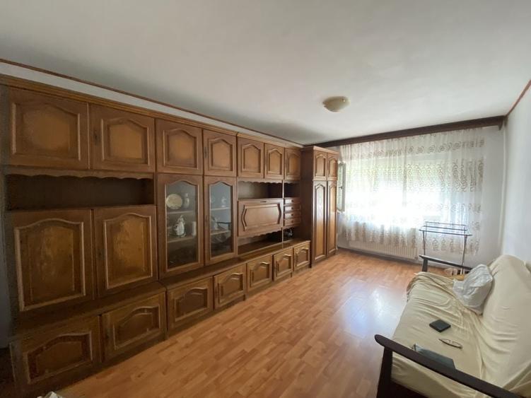 Apartament cu 3 camere decomandat în Exterior Vest
