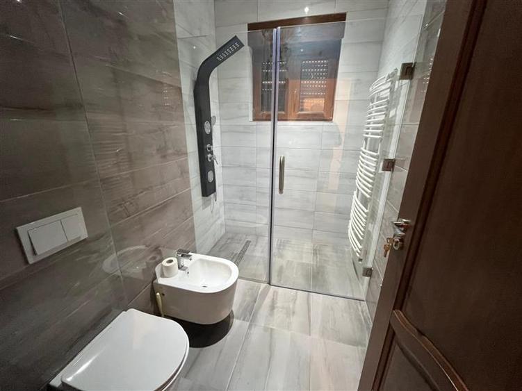 Casă individuală cu 5 camere cu Teren 600 Mp în Exterior Est
