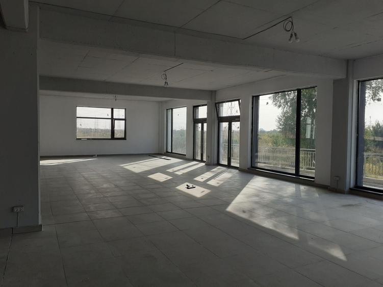 Spațiu comercial, de 1,557 mp, în Cățelu