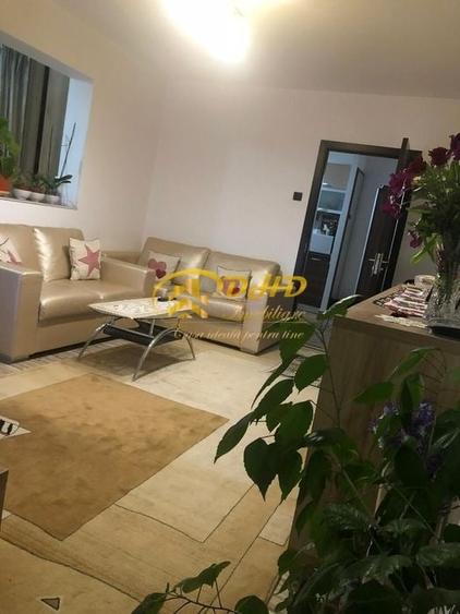 Apartament cu 3 camere semidecomandat în Podu Roș