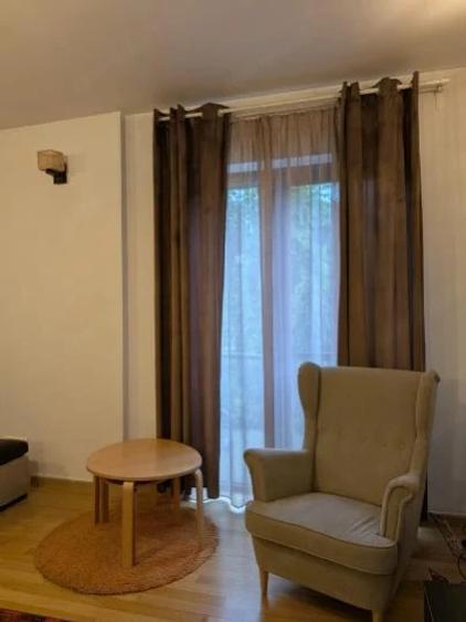 Apartament cu 3 camere decomandat, mobilat în Parcul Carol