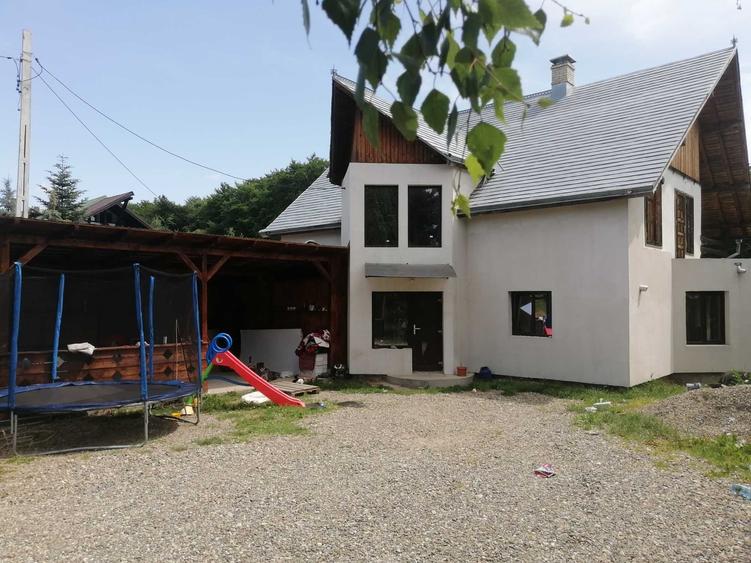 Casă cu 4 camere în Vârfu Dealului