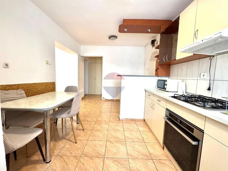 Apartament cu 4 camere decomandat, mobilat în Central