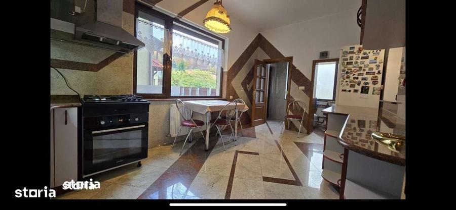 Casă cu 4 camere în Central