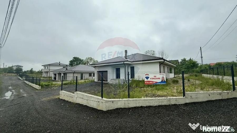 Casă cu 7 camere cu Teren 892 Mp în Est