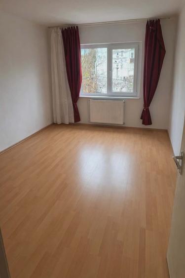 Apartament cu 3 camere decomandat în Rogerius