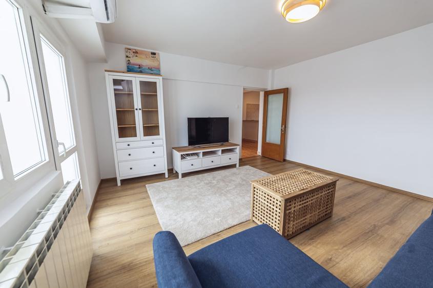 Apartament cu 3 camere decomandat, mobilat în Văcăresti