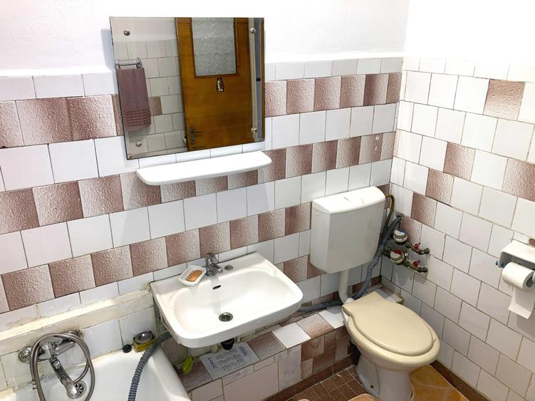 Apartament cu 3 camere semidecomandat în Rahova