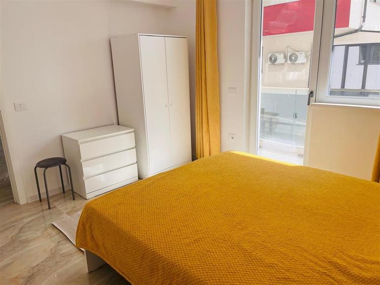 Apartament cu 2 camere semidecomandat, mobilat în Calea București