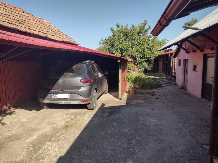 Casă individuală cu 5 camere cu Teren 1800 Mp în Teslui