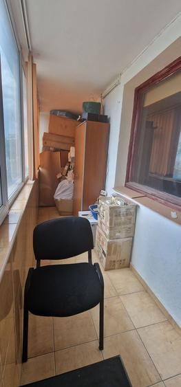 Apartament cu 3 camere semidecomandat, mobilat în Central