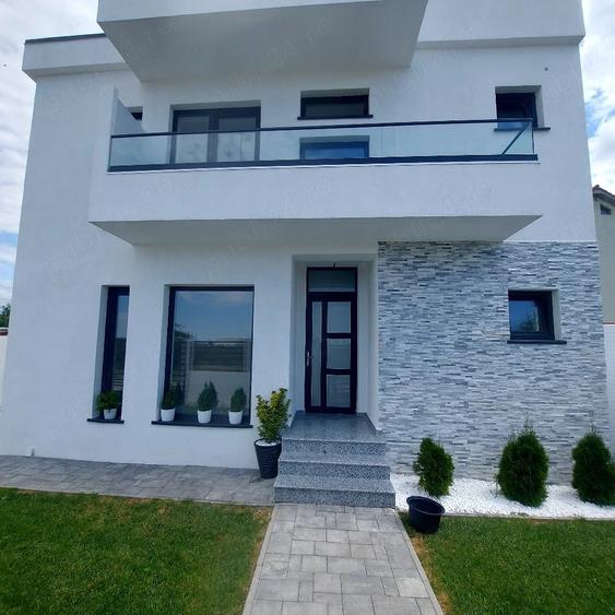 Casă cu Teren 301 Mp în Est