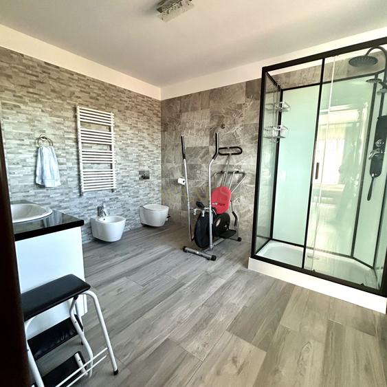 Casă individuală cu 6 camere cu Canalizare în Aeroport