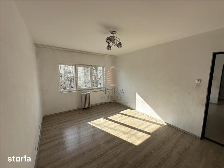 Apartament cu 3 camere semidecomandat în Central