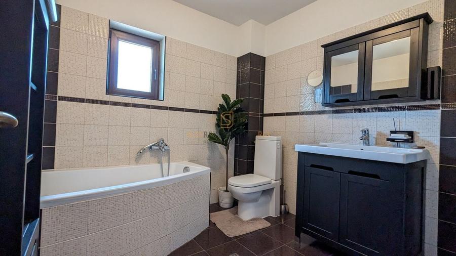 Casă individuală cu 5 camere cu Canalizare în Central
