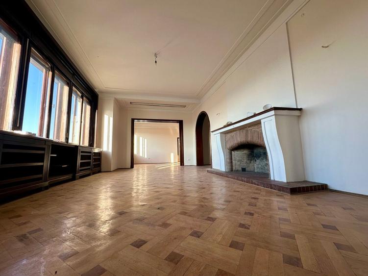 Penthouse cu 5 camere semidecomandat în Armeneasca
