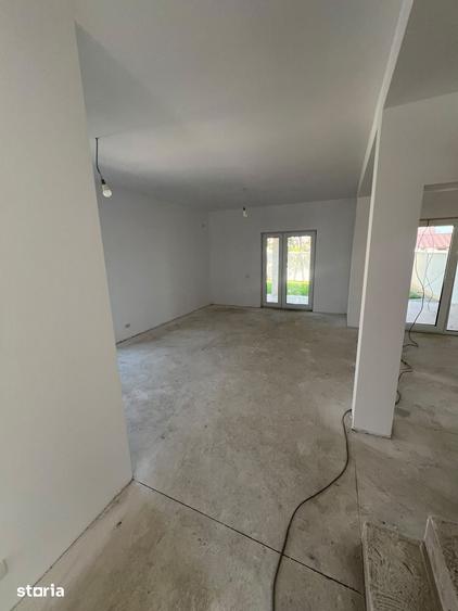 Casă cu 4 camere cu Teren 300 Mp în Vladimirescu