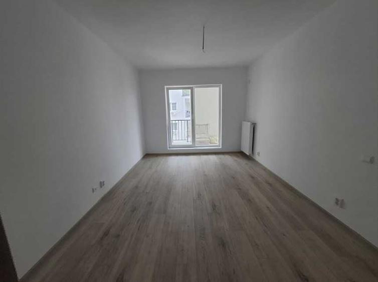 Apartament cu 3 camere decomandat în Titan