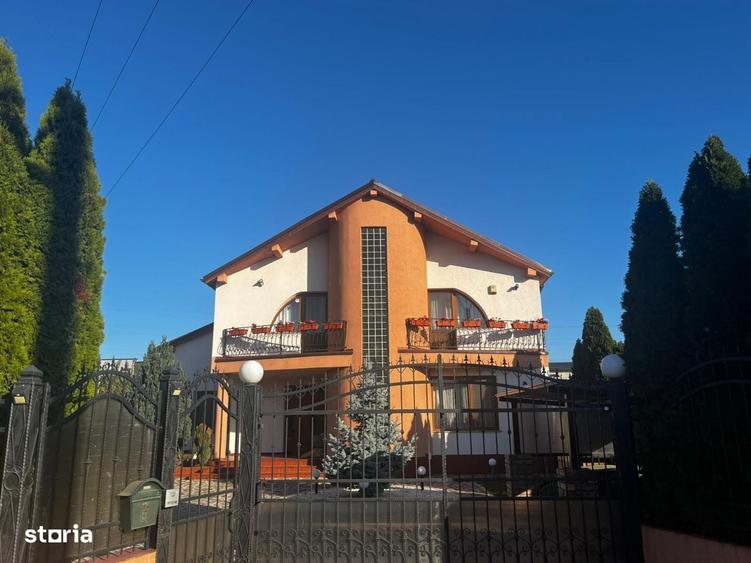 Casă cu 4 camere cu Teren 1250 Mp în Central