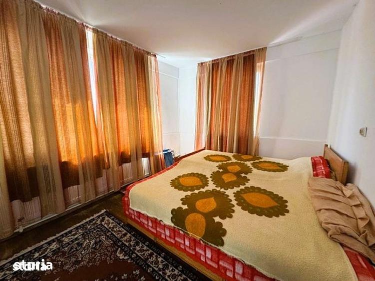Casă cu 7 camere cu Teren 1250 Mp în Central