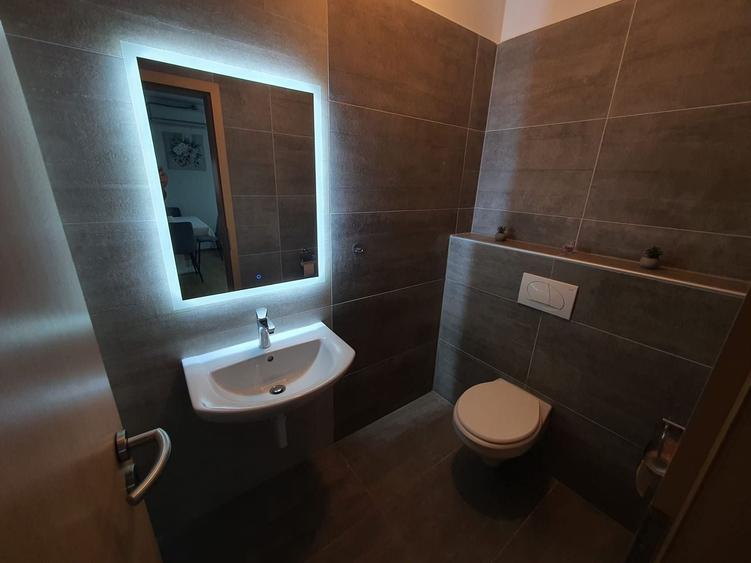 Apartament cu 3 camere semidecomandat, mobilat în Lipovei