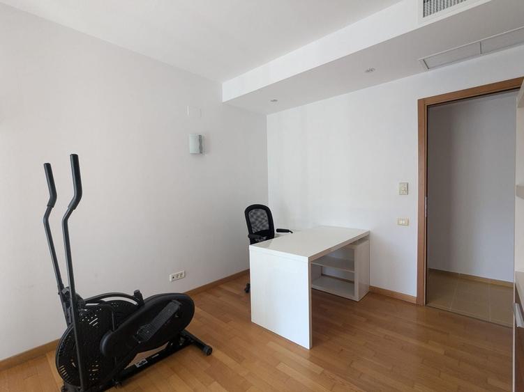 Apartament cu 5 camere decomandat în Capitale