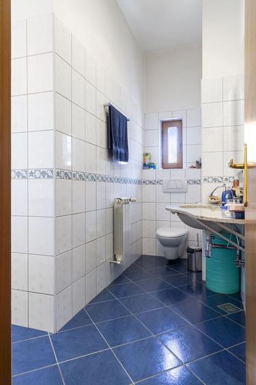 Apartament cu 8 camere semidecomandat, mobilat în Capitale