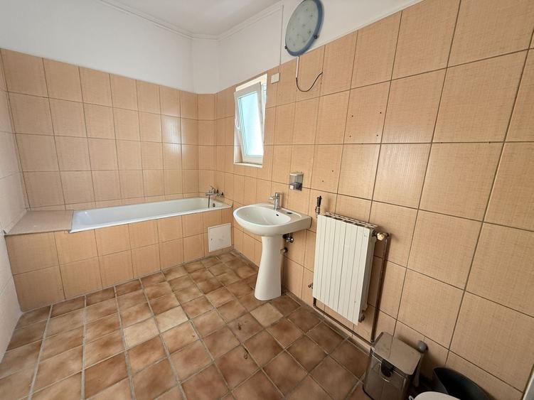 Casă individuală cu 12 camere cu Canalizare în Cotroceni