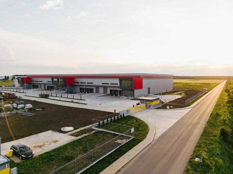 Spațiu industrial, de 9,900 mp, în Dragomirești-Deal