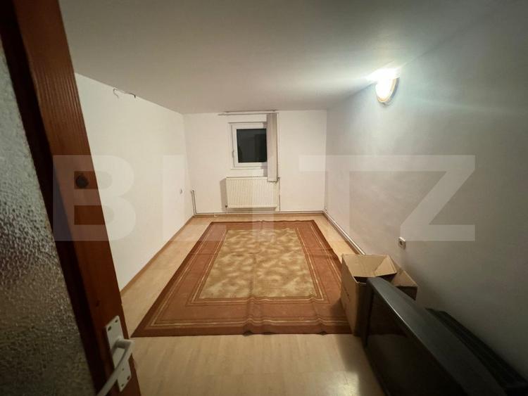 Casă individuală cu 12 camere cu Canalizare în Nufărul
