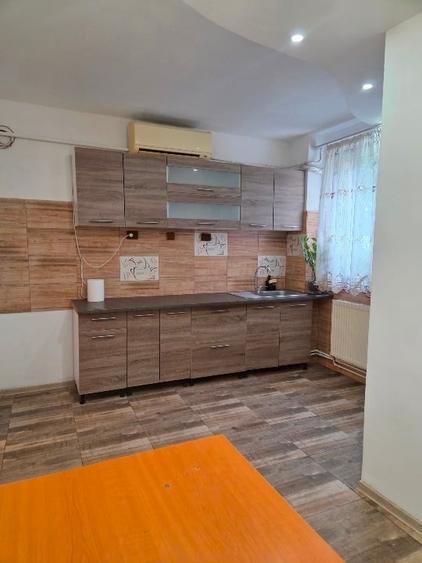 Apartament cu 3 camere decomandat, mobilat în Central