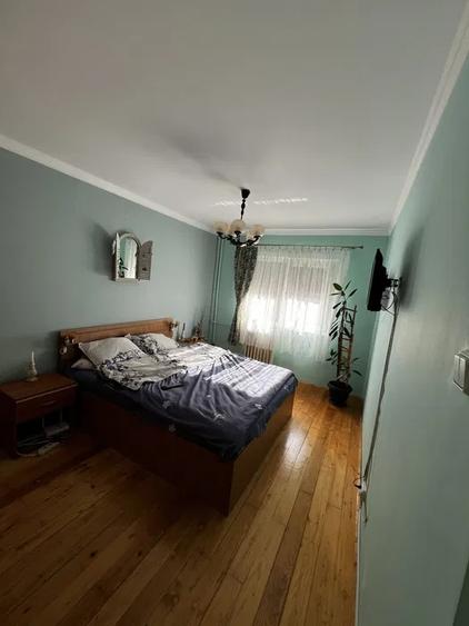 Apartament cu 3 camere semidecomandat în Florilor