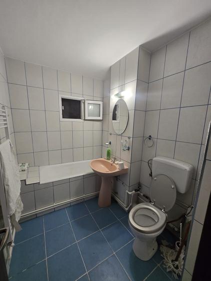 Apartament cu 3 camere decomandat în Rovine
