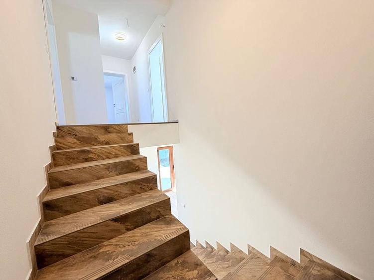 Duplex cu 5 camere cu Canalizare în Dumbrăvița