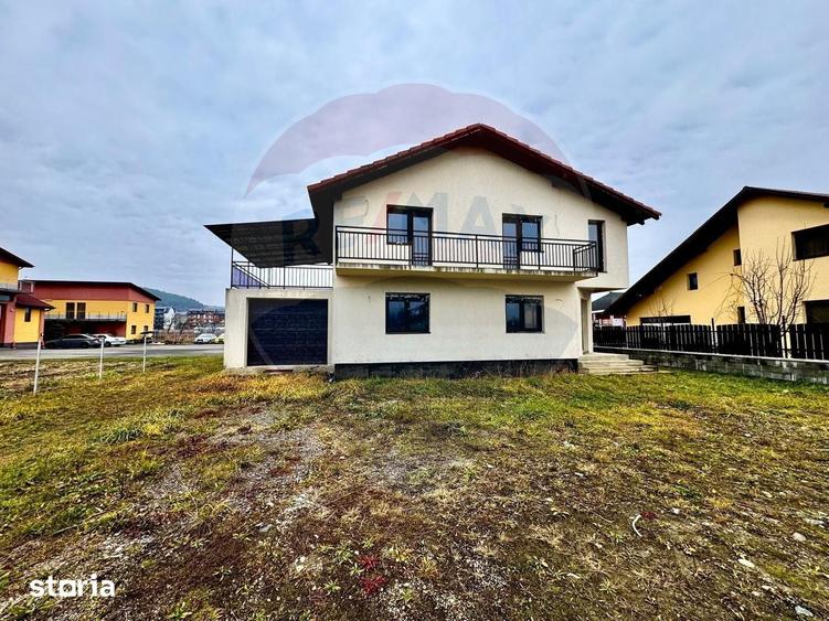 Casă cu 5 camere cu Teren 500 Mp în Jucu