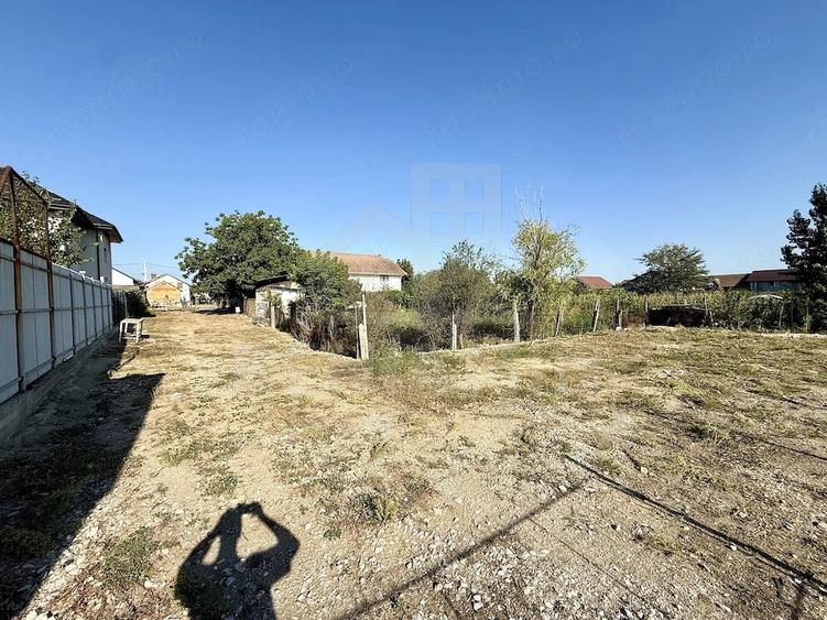 Teren de 1000 mp, în Cernele