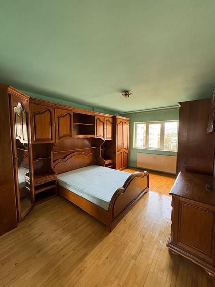 Apartament cu 3 camere decomandat în Florești