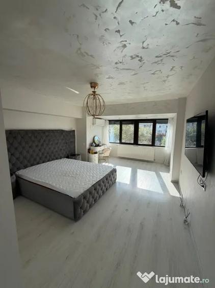 Apartament cu 3 camere semidecomandat în Independenței