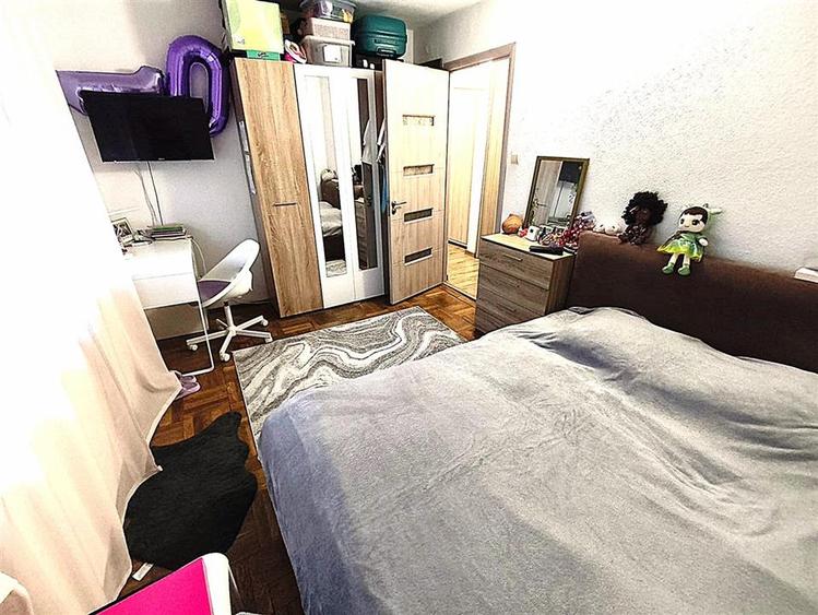 Apartament cu 3 camere semidecomandat, mobilat în Micro 3
