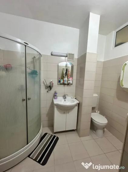 Apartament cu 3 camere semidecomandat în Peninsula