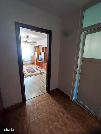 Apartament cu 3 camere semidecomandat în Rahova